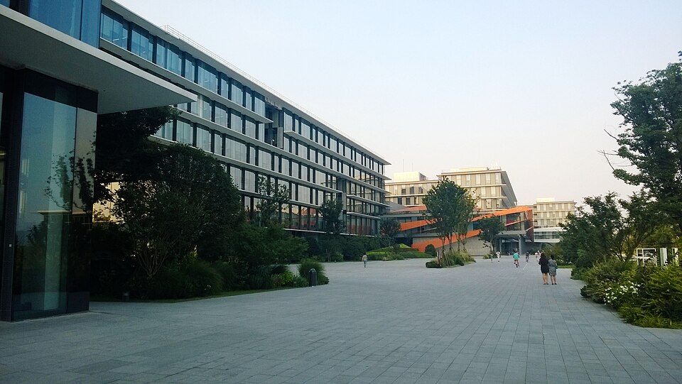 TaobaoCity Alibaba Xixi Park.jpg — Danielinblue (CC BY-SA 4.0) Alibaba Orange