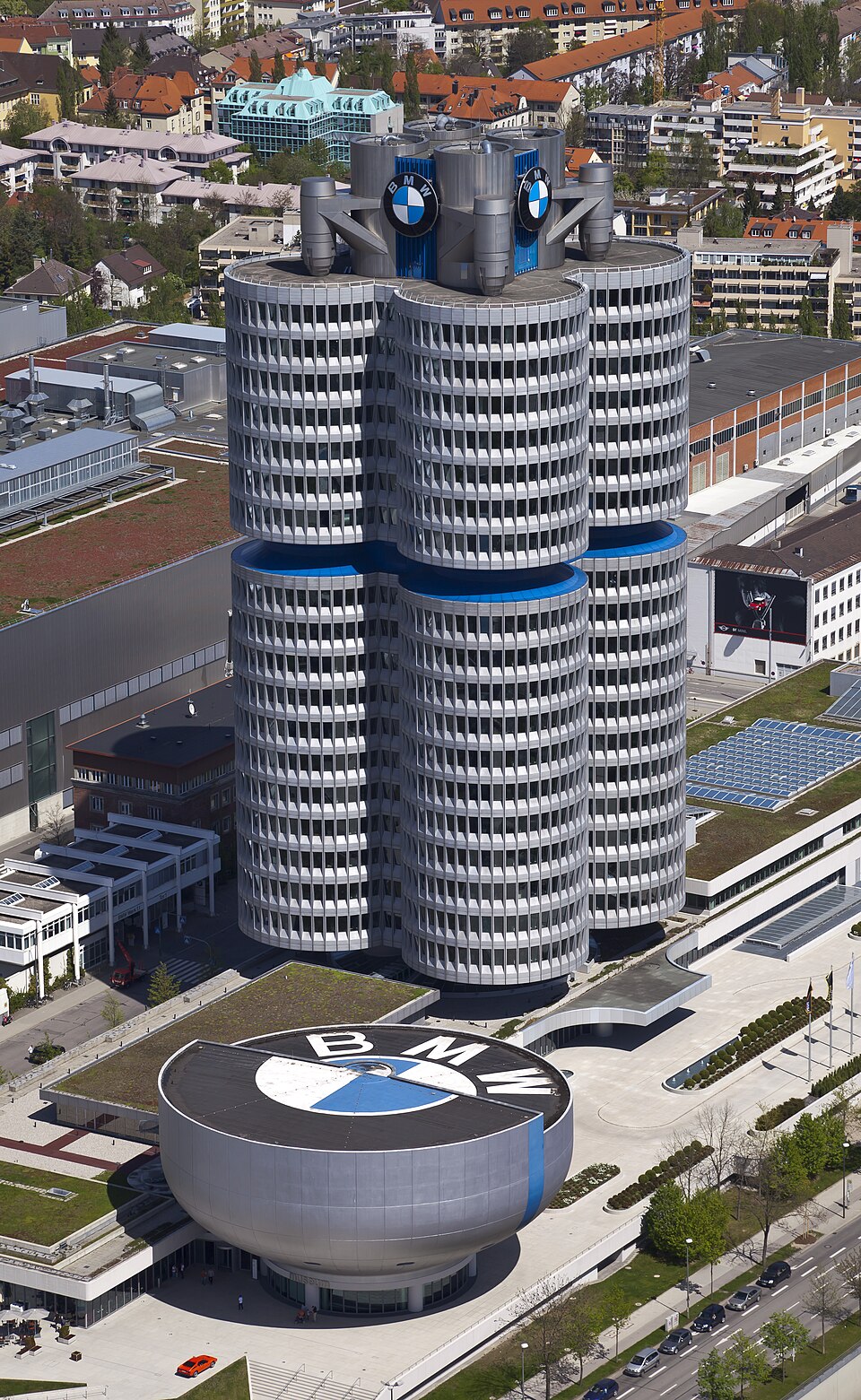 4 cilindros y museo BMW, Múnich, Alemania 2012-04-28, DD 02.JPG — Diego Delso (CC BY-SA 3.0) BMW Blue