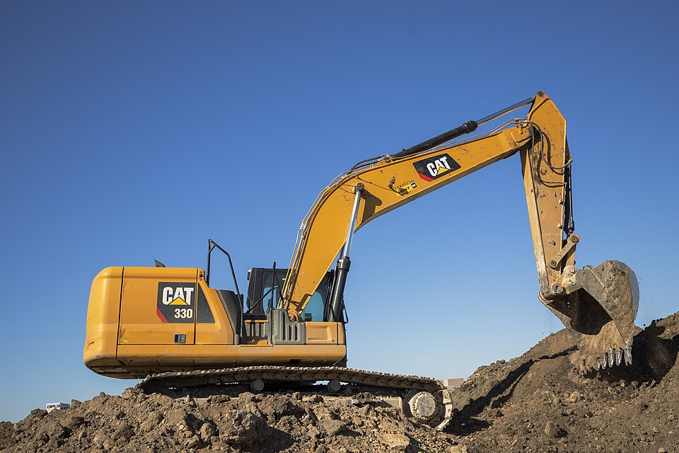 Caterpillar 330 excavator on a pile of dirt.jpg — Matthew T Rader (CC BY-SA 4.0) Caterpillar Yellow