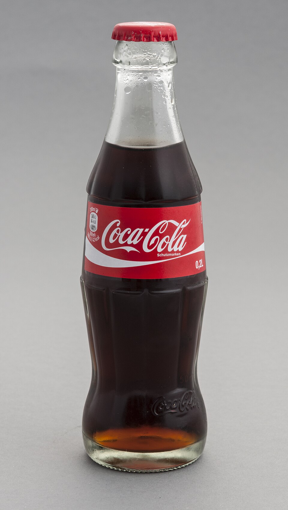 15-09-26-RalfR-WLC-0098 - Coca-Cola glass bottle (Germany).jpg — Ralf Roletschek (Public domain) Coca-Cola Red