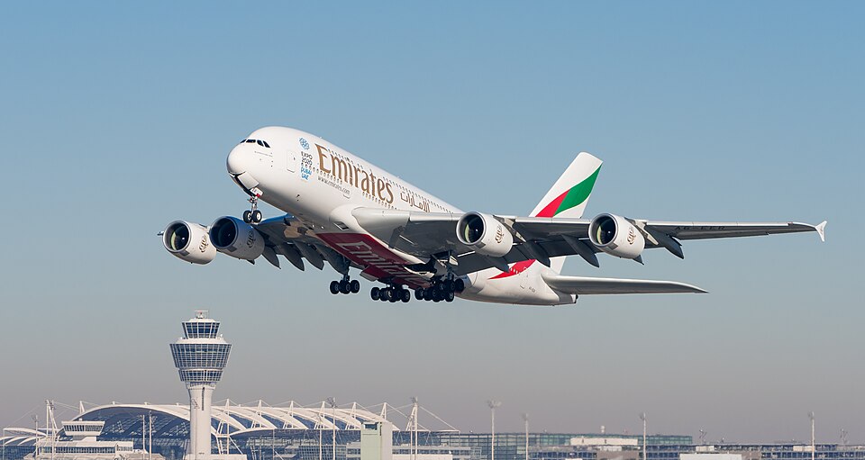 Emirates Airbus A380-861 A6-EER MUC 2015 01.jpg — Julian Herzog (Website) (CC BY 4.0) Emirates Red