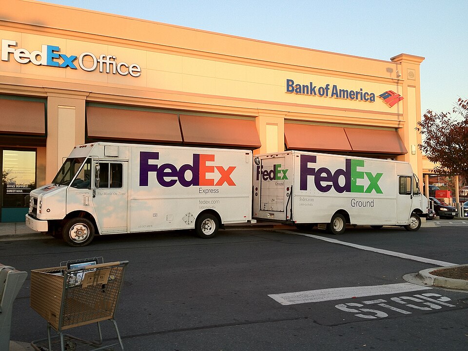 FedEx Trucks.jpg — Elliott Plack (CC BY-SA 2.0) FedEx Orange