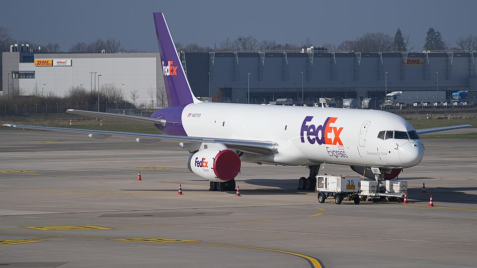 Hannover Airport FedEx Express Boeing 757-204(SF) N927FD (DSC08904).jpg — MarcelX42 (CC BY-SA 4.0) FedEx Purple