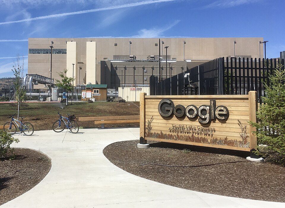 Google data center.jpg — Lambtron (CC BY-SA 4.0) Google Blue