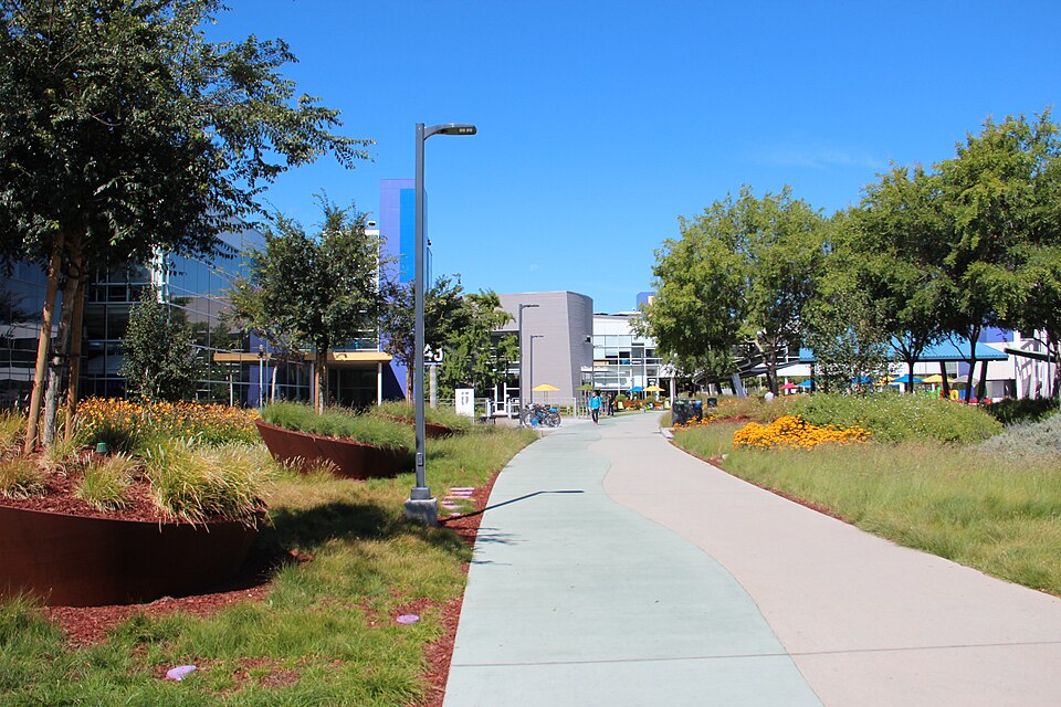 Googleplex campus - panoramio.jpg — Thomson M (CC BY 3.0) Google Green