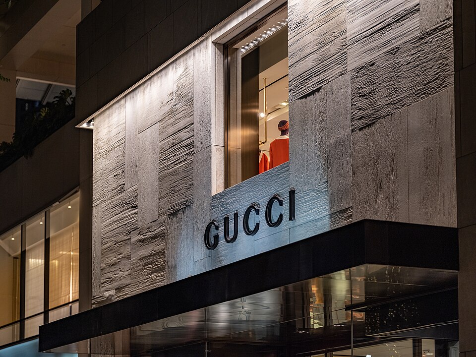 Gucci Store at Luxury Row, Waikiki, Hawaii.jpg — Tony Webster (CC BY 2.0) Gucci Red