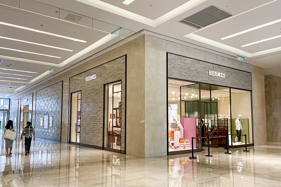 20230417 Hermes store at David Plaza.jpg — Windmemories (CC BY-SA 4.0) Hermès Orange