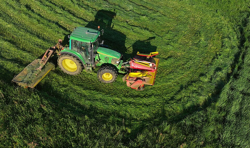 Tractor John Deere 6320 with front and rear mower cutting grass.jpg — Petar Milošević (CC BY-SA 4.0) John Deere Green