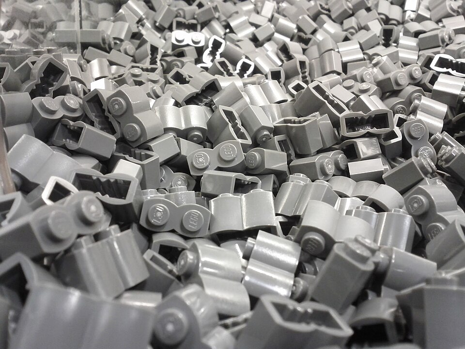Pile of light gray LEGO bricks at a LEGO store.jpg — Grendelkhan (CC BY-SA 4.0) Lego Yellow