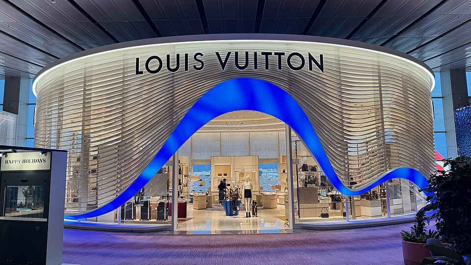 Louis Vuitton store at Terminal 1 at Changi Singapore 2025.jpg — Vadelmavene (CC BY 4.0) Louis Vuitton Brown