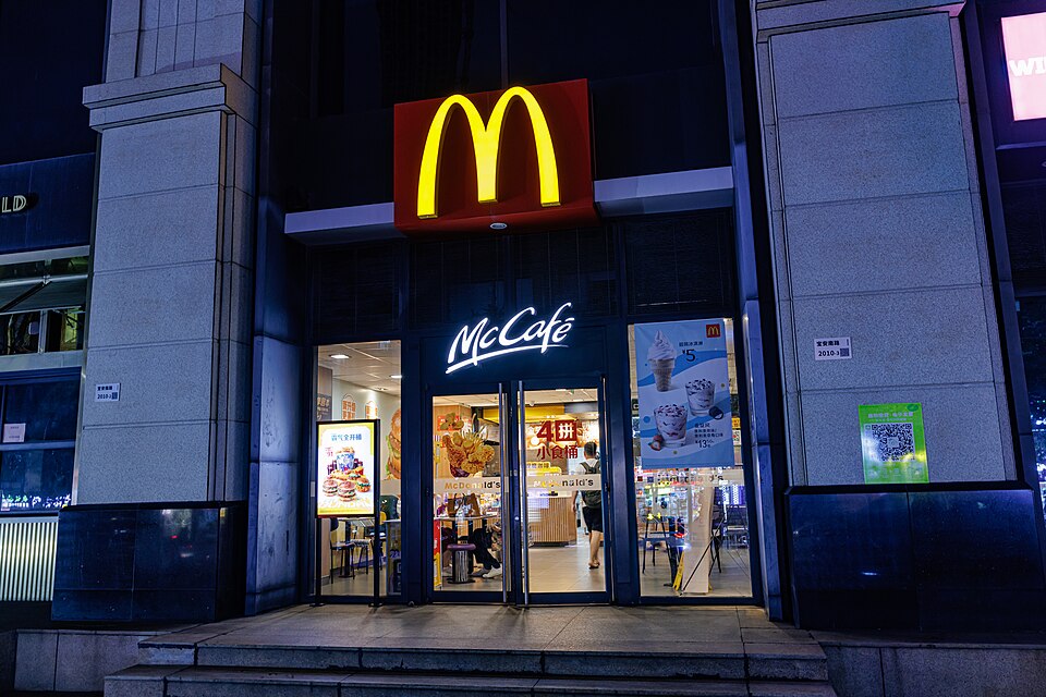 A McDonald's Restaurant in Jiefang Road, Shenzhen.jpg — Dinkun Chen (CC BY-SA 4.0) McDonald's Red