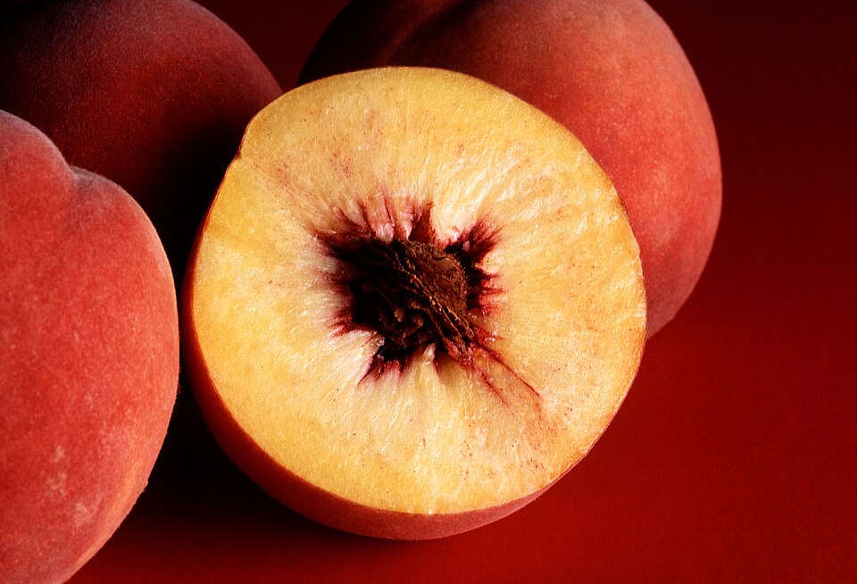 Autumn Red peaches.jpg — Jack Dykinga, USDA (Public domain) Pantone Peach Fuzz
