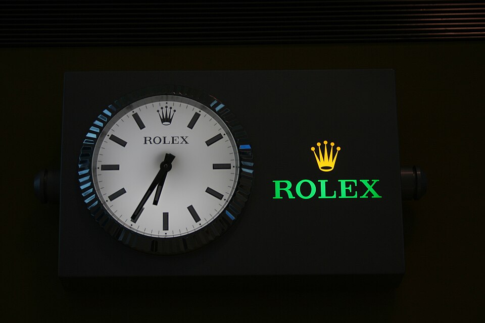 Rolex mural watch, Dubai airport.jpg — Yann Forget (CC BY-SA 4.0) Rolex Green
