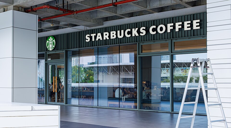 A STARBUCKS COFFEE STORE IN SHENZHEN UNIVERSITY.jpg — Dinkun Chen (CC BY-SA 4.0) Starbucks Green
