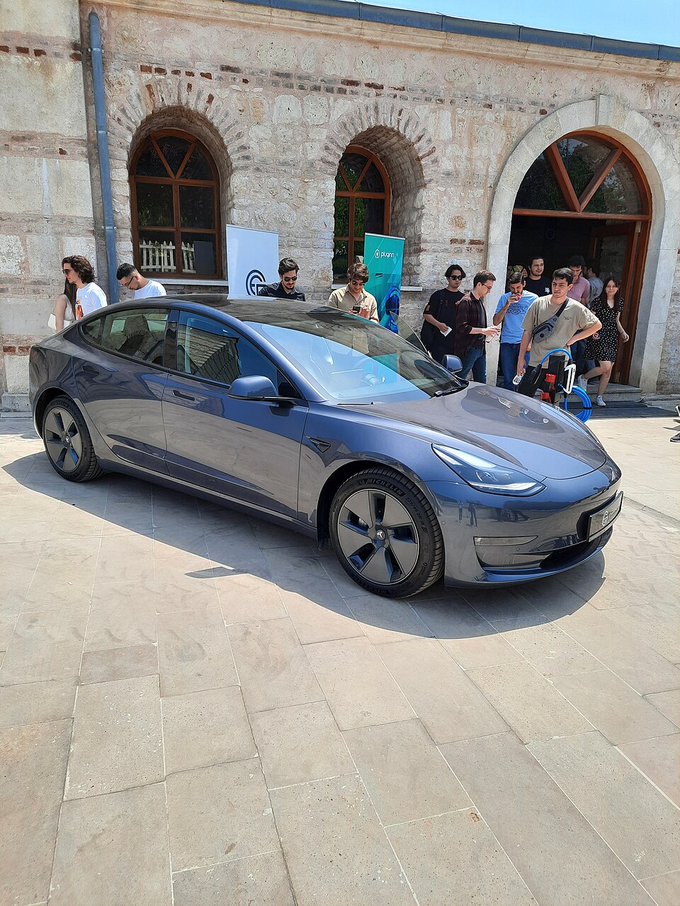A picture of a Tesla car in Yildiz Technical University.jpg — AlfredMango (CC BY-SA 4.0) Tesla Red