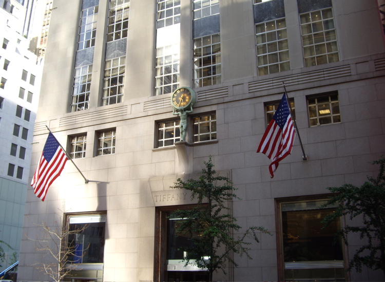 Tiffany-fifth-ave-2007.jpg — Dmadeo (CC BY-SA 3.0) Tiffany Blue