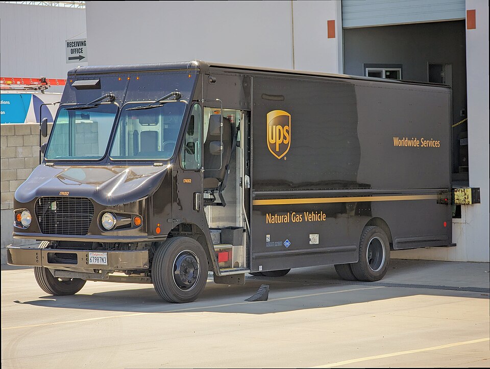 UPS Truck in Fresno, California.jpg — DoulosBen (CC BY 4.0) UPS Brown