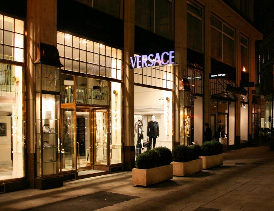 Versace store in Vienna.jpg — Marek Ślusarczyk (Tupungato) www.wyprawa.info (CC BY 2.5) Versace Gold