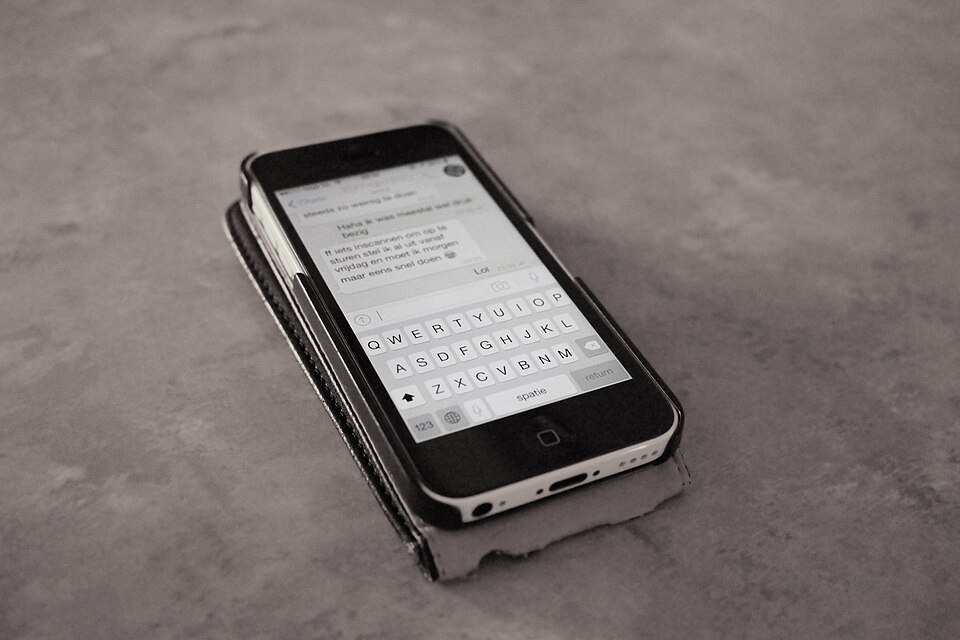 Messaging on smartphone (22389367255).jpg — StockyPics (CC0) WeChat Green