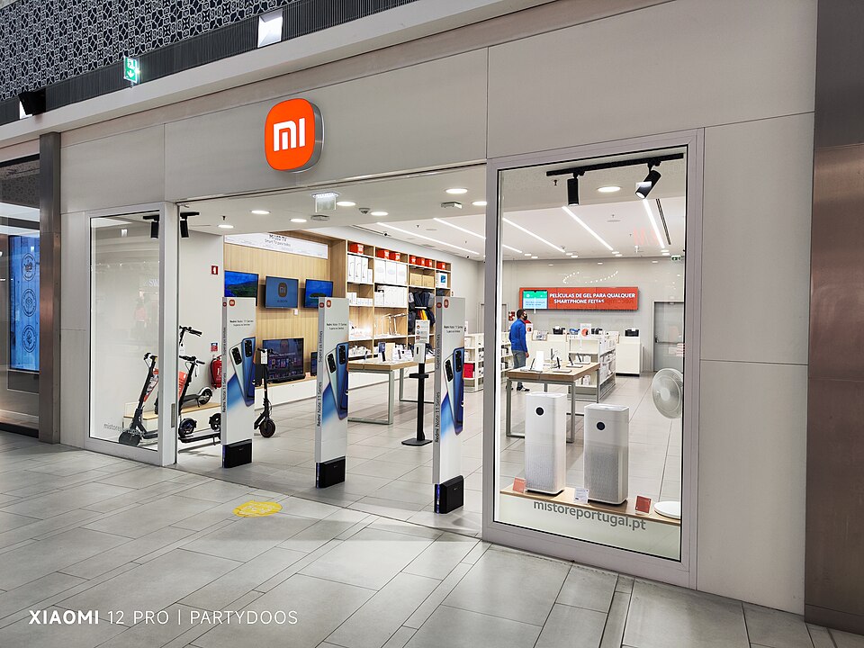 Xiaomi Store Portugal.jpg — Justin Sijbolts (CC BY-SA 4.0) Xiaomi Orange