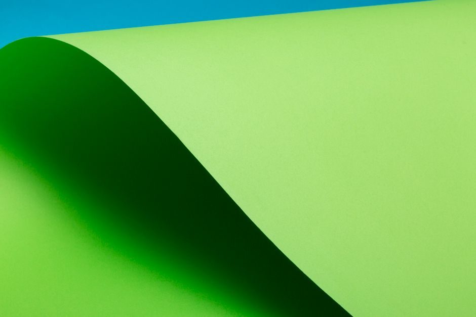 翠缥 — A minimalist abstract image with a green curve and blue background, perfect for creative design projects.