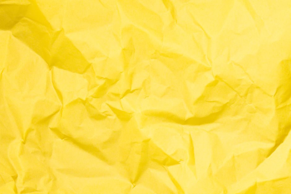 绢纨 — Bright yellow crumpled paper texture ideal for backgrounds in design projects.