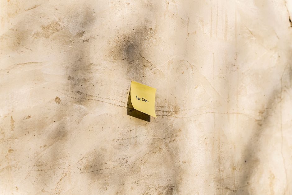 筠雾 — A yellow sticky note with 'You Can' written, placed on a textured outdoor wall.