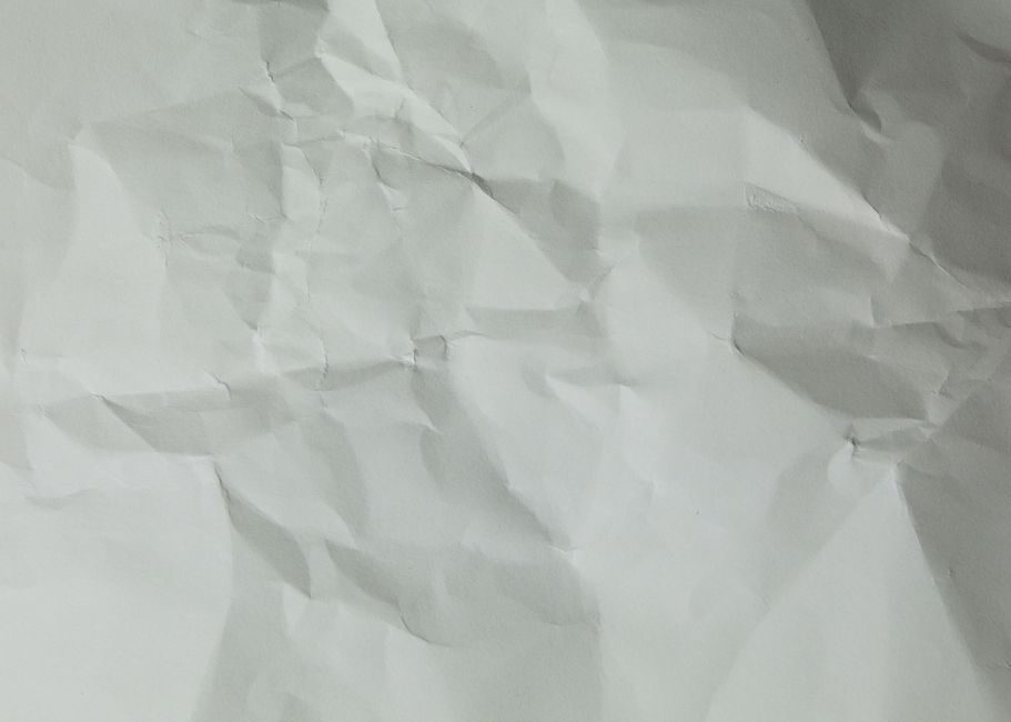 醽醁 — A minimalist image of crumpled white paper texture ideal for backgrounds and design projects.