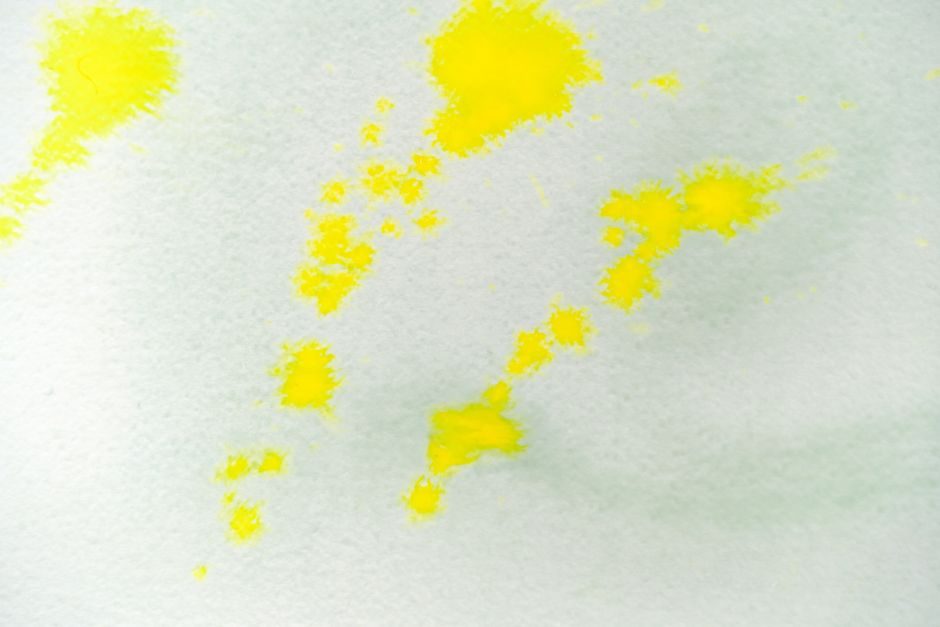 卵色 — Abstract yellow watercolor splashes on textured canvas background. Ideal for art and design projects.