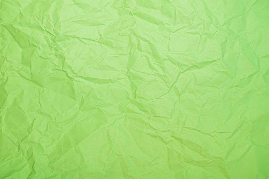 青粲 — A vibrant green crumpled paper texture ideal for backgrounds and designs.