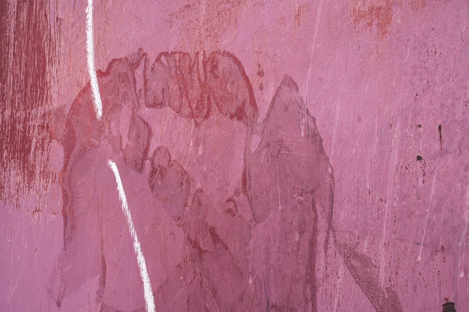 紫梅 — Textured background of pink concrete wall of building with blots and vertical line